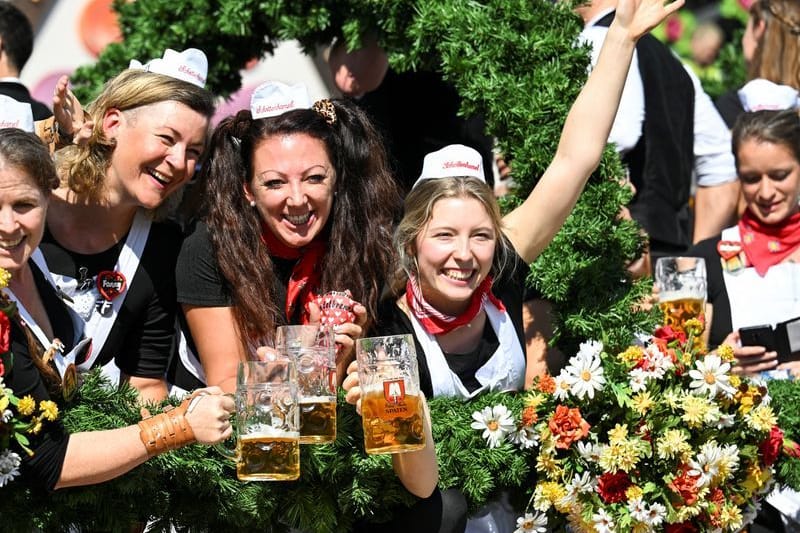 Die Bedienung aus dem Schottenhamel-Festzelt ziehen auf der Wiesn ein.