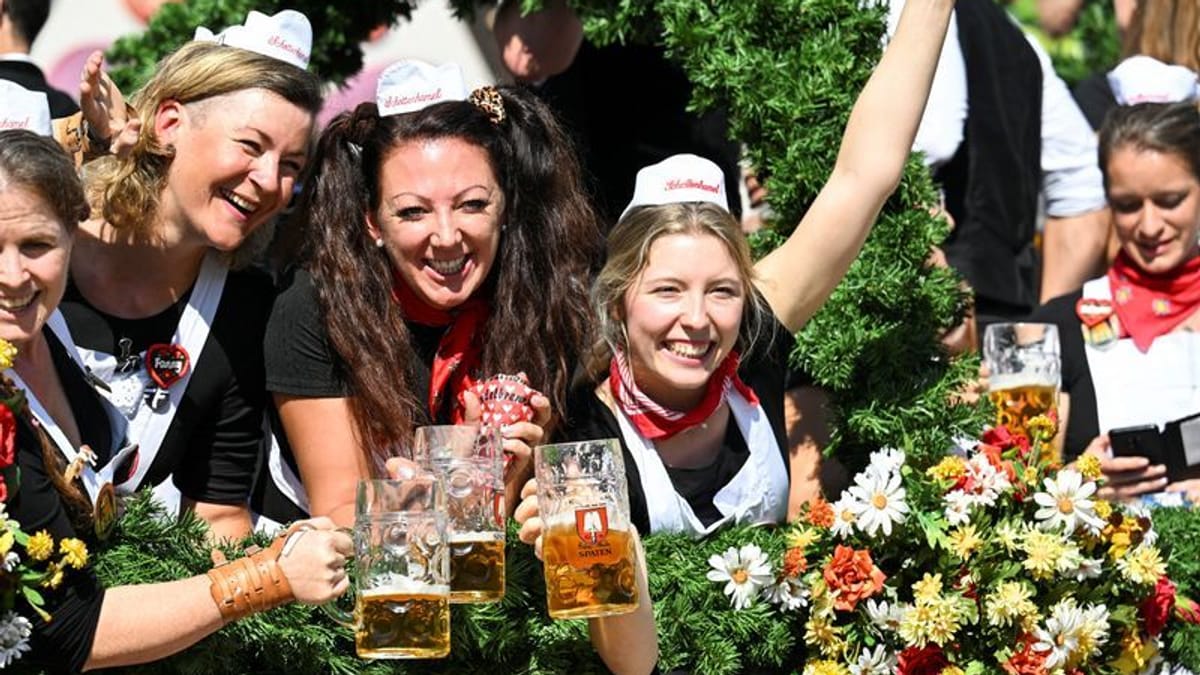 Oktoberfest Skandal: Wiesn Video Von Bedienung Sorgt Für Empörung - nngu71f