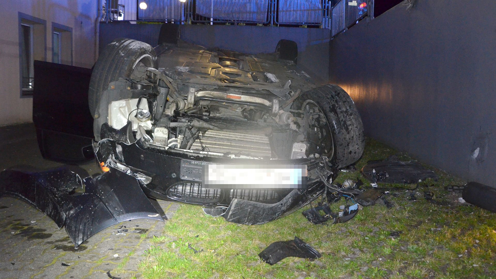 Das Auto schleuderte in den Innenhof eines Hotels. Der Fahrer konnte sich trotz der schweren Schäden am Wagen jedoch selbst befreien.