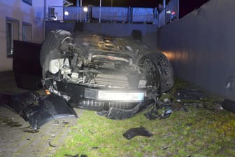 Das Auto schleuderte in den Innenhof eines Hotels. Der Fahrer konnte sich trotz der schweren Schäden am Wagen jedoch selbst befreien.