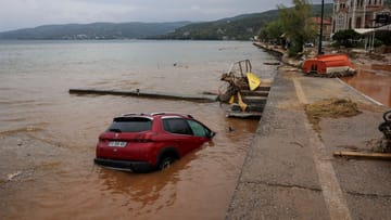Ein Auto im Wasser in Milina: Bei dem Unwetter sind massive Regenfälle vorhergesagt.