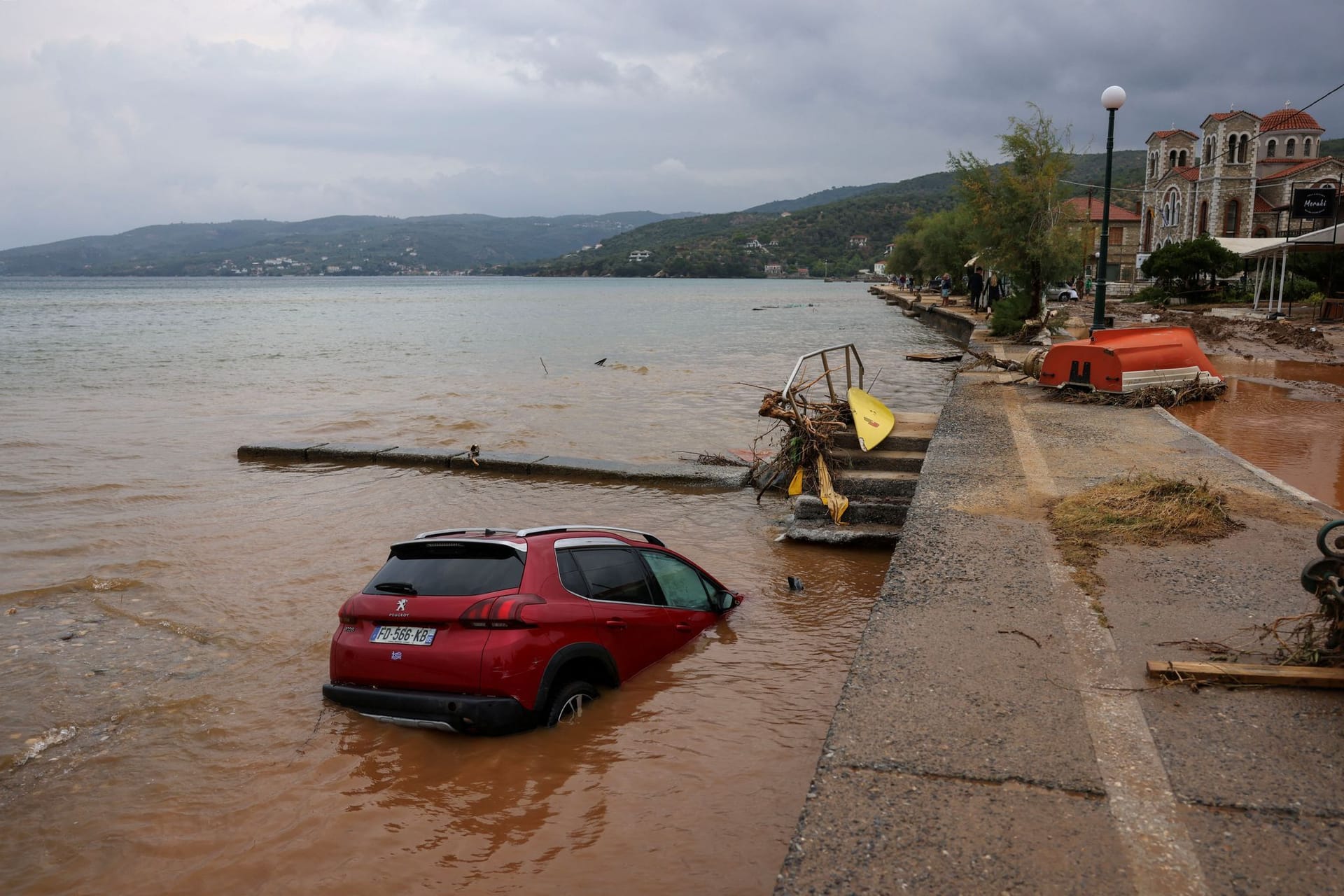 Ein Auto im Wasser in Milina: Bei dem Unwetter sind massive Regenfälle vorhergesagt.