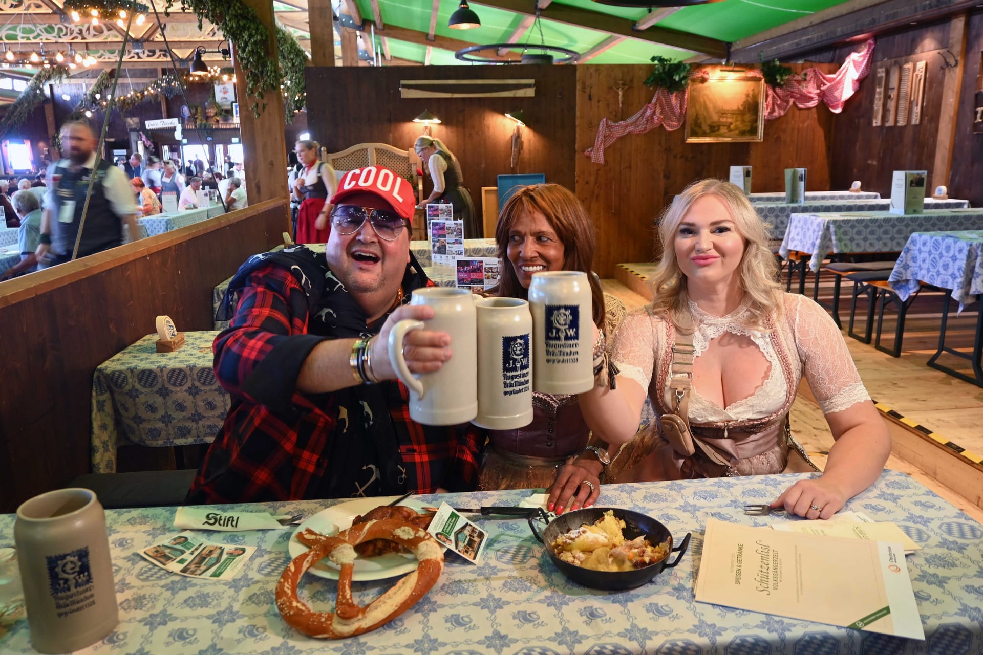 Ellermann, Naddel (mi.) und Jennifer Ellermann haben beim Oktoberfest viel Spaß.