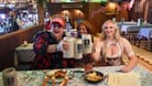 Ellermann, Naddel (mi.) und Jennifer Ellermann haben beim Oktoberfest viel Spaß.