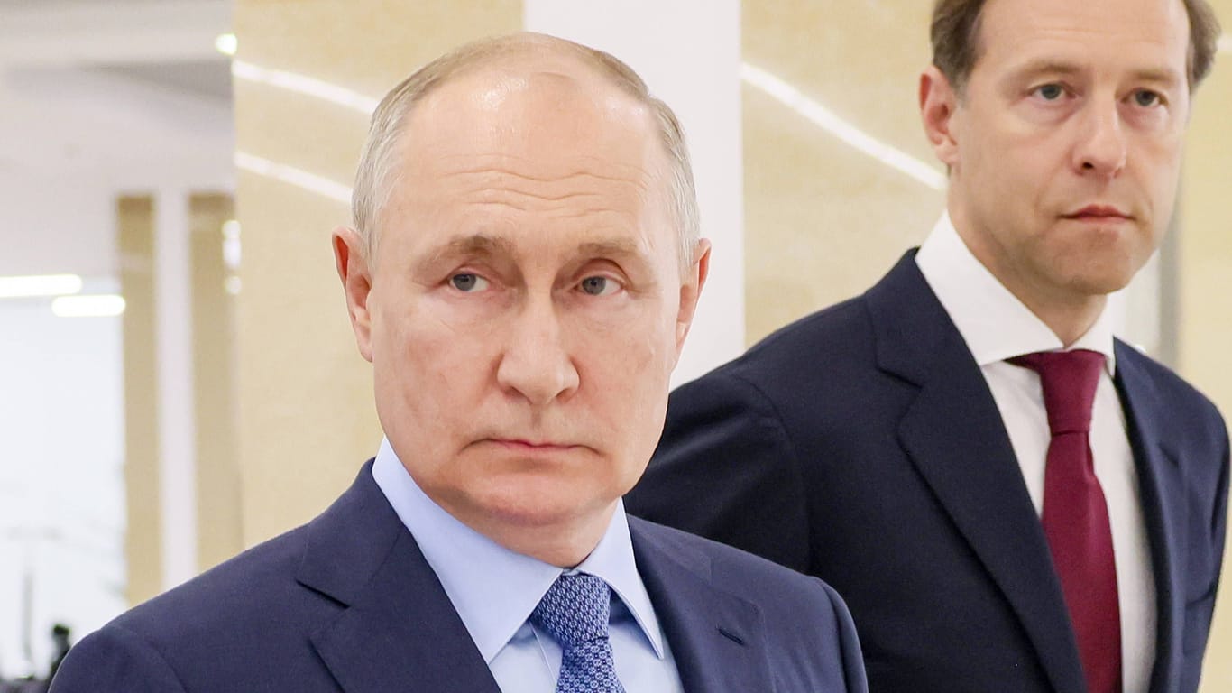 Wladimir Putin und Handelsminister Denis Manturow (r.) besuchen eine Waffenmesse.