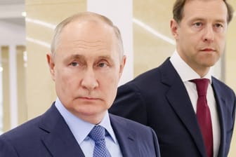 Wladimir Putin und Handelsminister Denis Manturow (r.) besuchen eine Waffenmesse.