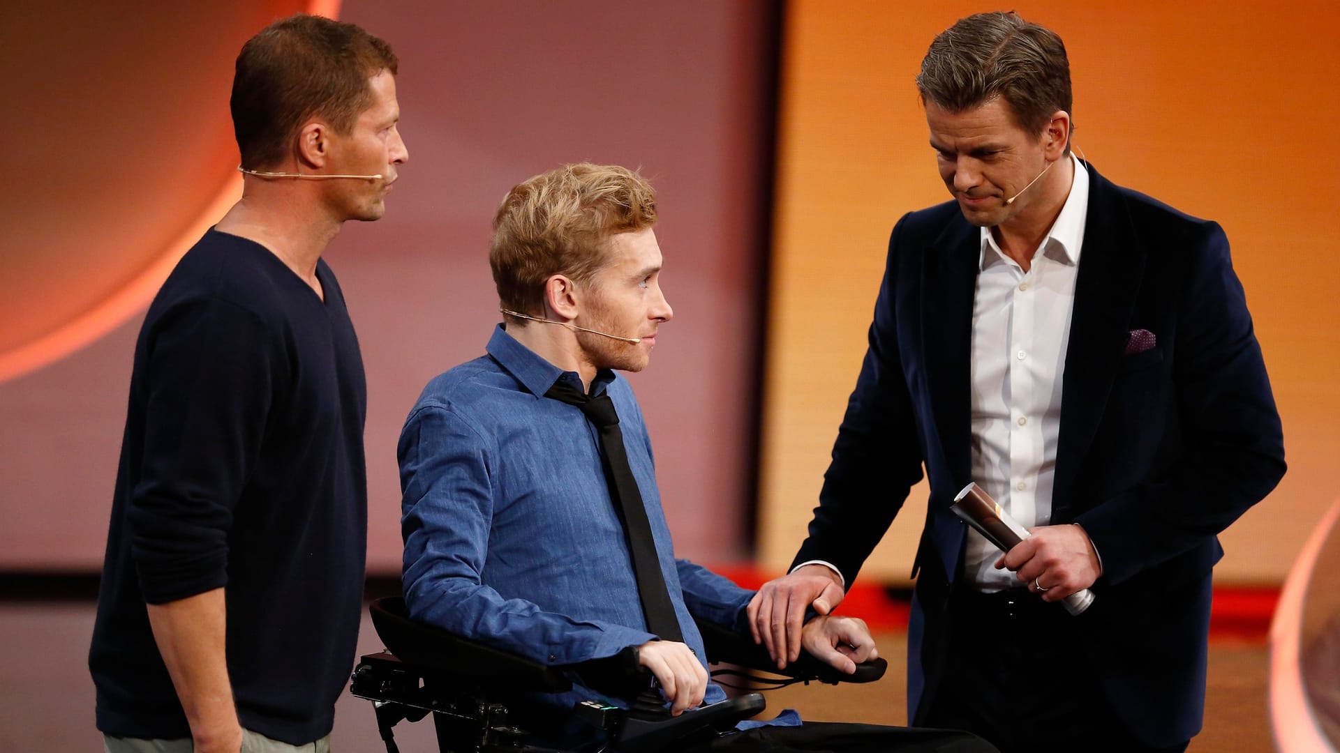 Samuel Koch im "Wetten, dass..?"-Studio mit Til Schweiger und Markus Lanz.