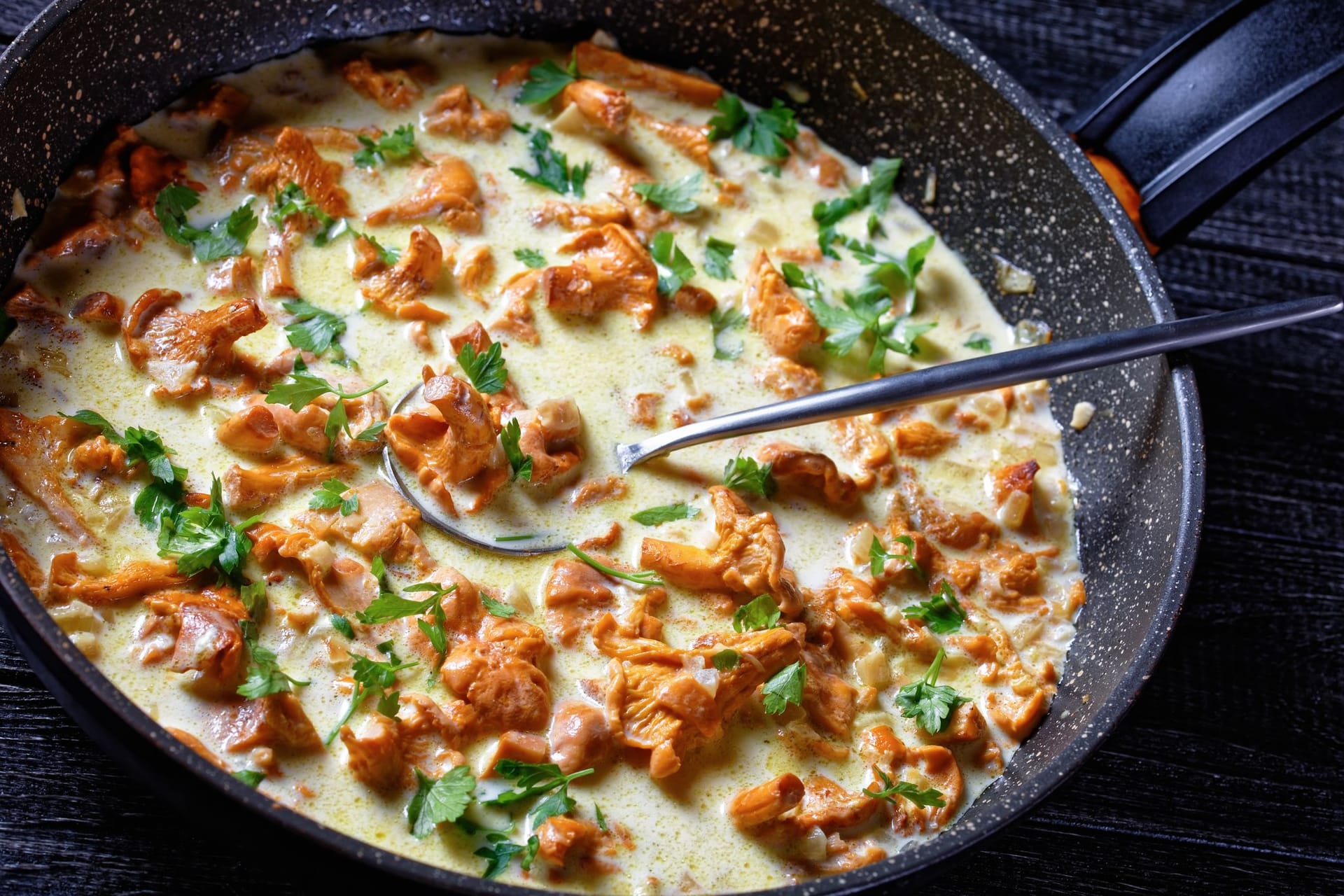 Mit frischen Pfifferlingen und nur wenigen anderen Zutaten lassen sich tolle Pilzgerichte kochen.