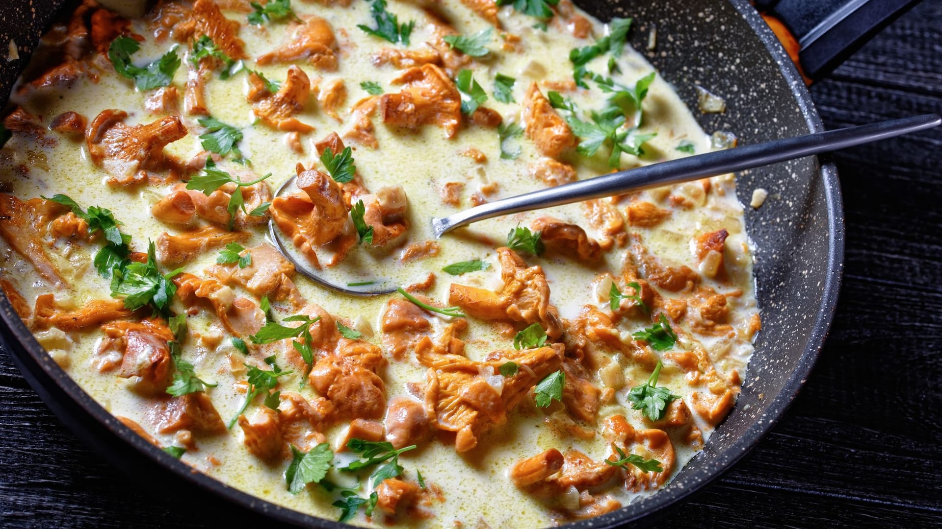 Mit frischen Pfifferlingen und nur wenigen anderen Zutaten lassen sich tolle Pilzgerichte kochen.