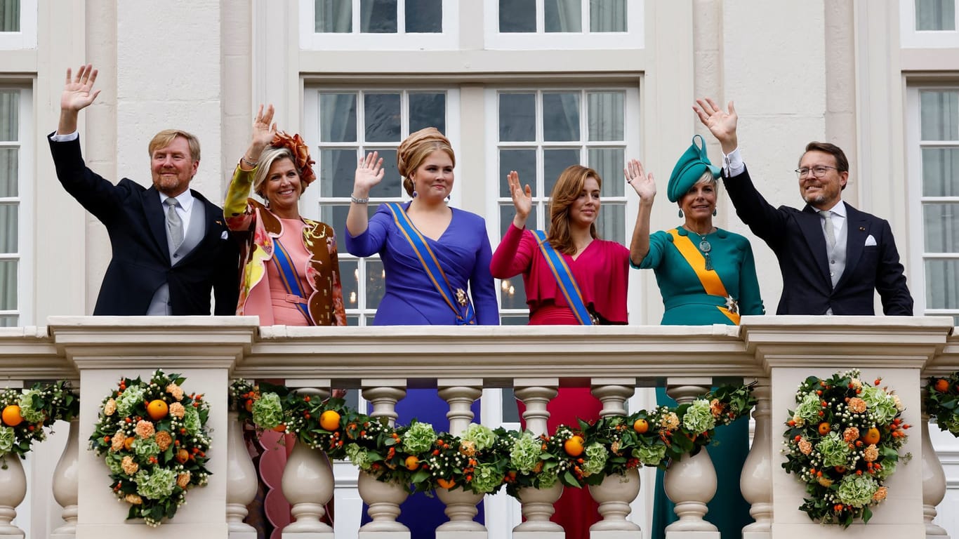 Die niederländischen Royals zeigen sich auf dem Balkon des Palastes.