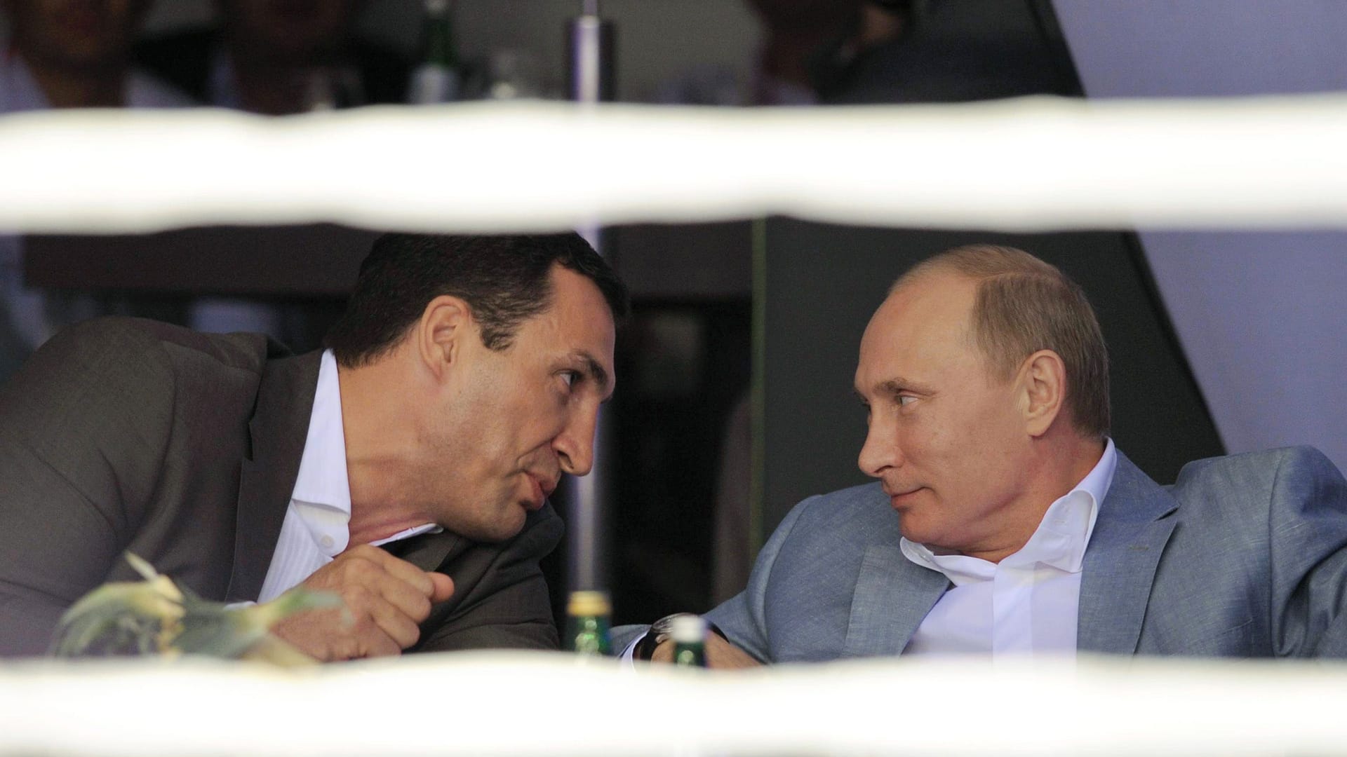 Russlands Autokrat Putin mit Wladimir Klitschko bei einem Box-Event in Sotschi im Jahr 2011.