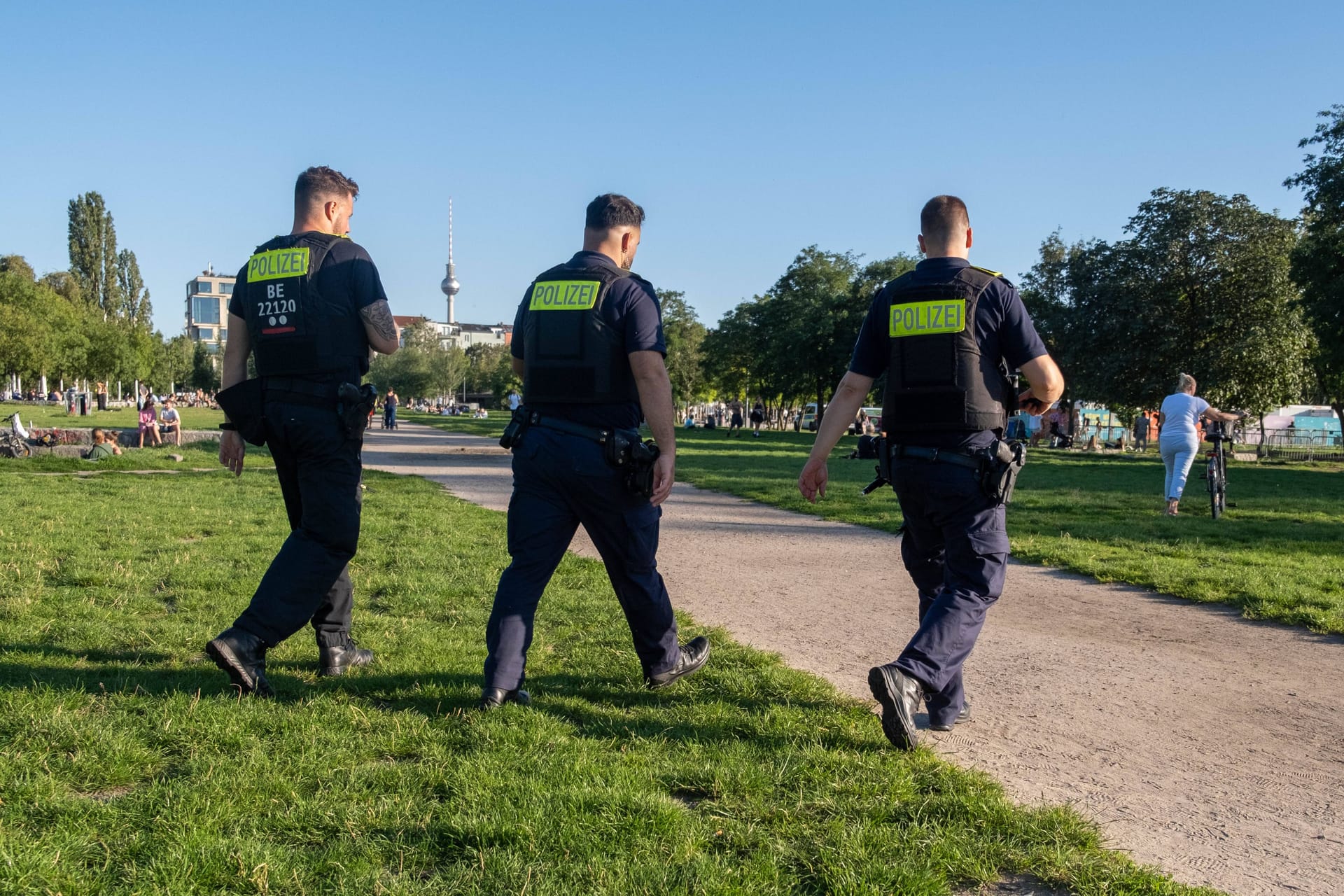 Berliner Polizisten im Mauerpark (Symbolfoto): Nun wird gegen einen Beamten in den eigenen Reihen ermittelt.