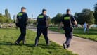 Berliner Polizisten im Mauerpark (Symbolfoto): Nun wird gegen einen Beamten in den eigenen Reihen ermittelt.