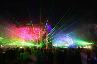 Lasershow des Techno-Festivals Nature One (Archivbild): Dieses Jahr muss sich das Festival dem Regen geschlagen geben.