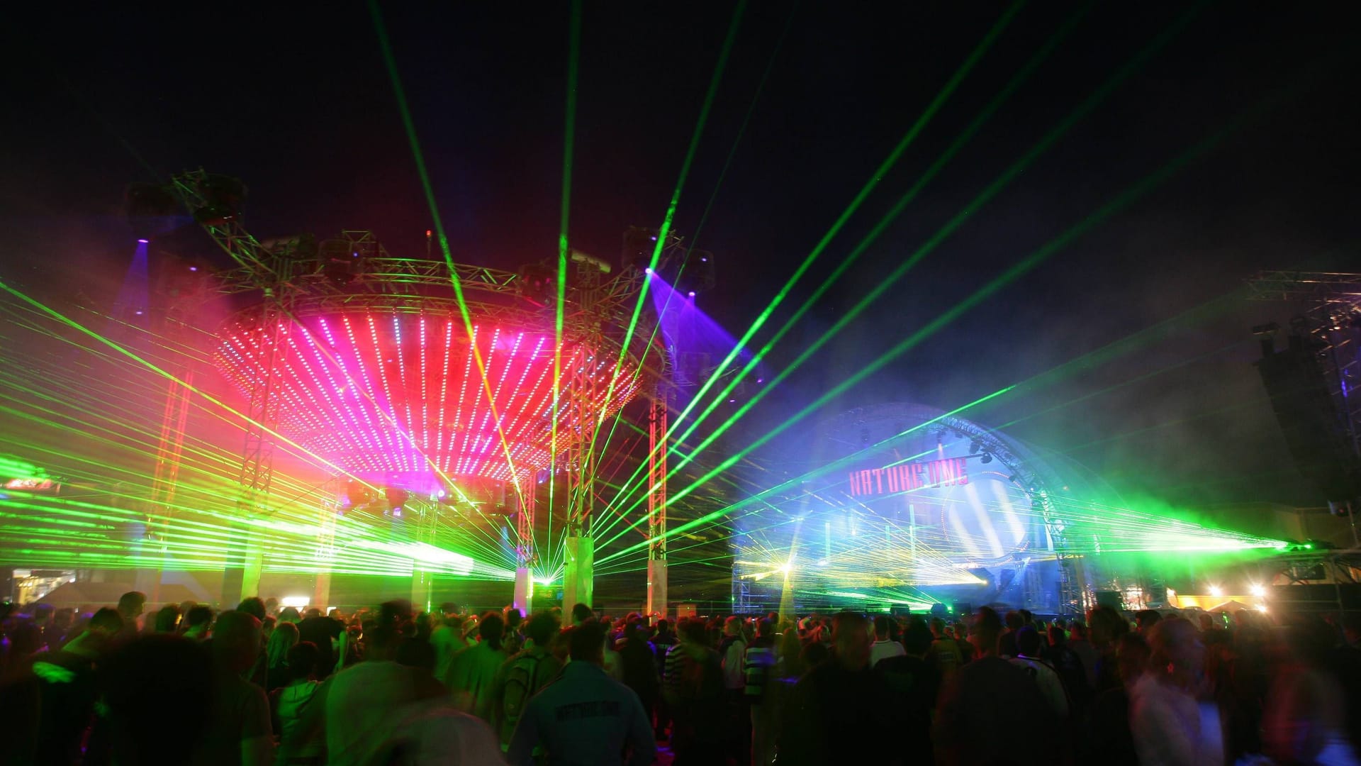 Lasershow des Techno-Festivals Nature One (Archivbild): Dieses Jahr muss sich das Festival dem Regen geschlagen geben.