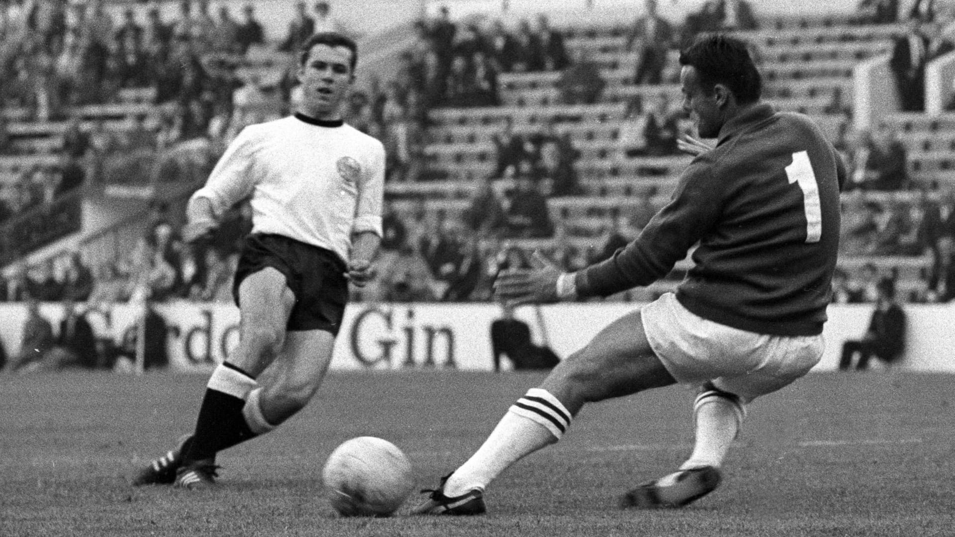 Franz Beckenbauer (l.) trifft bei der WM 1966 gegen den Schweizer Schlussmann Karl Elsener. Bei der Endrunde in England begeisterte der damals 20-Jährige mit seiner Dynamik und Eleganz erstmals auf internationalem Terrain.