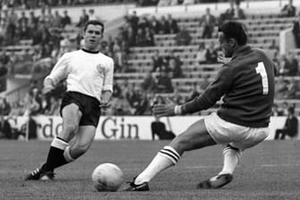 Franz Beckenbauer (l.) trifft bei der WM 1966 gegen den Schweizer Schlussmann Karl Elsener. Bei der Endrunde in England begeisterte der damals 20-Jährige mit seiner Dynamik und Eleganz erstmals auf internationalem Terrain.