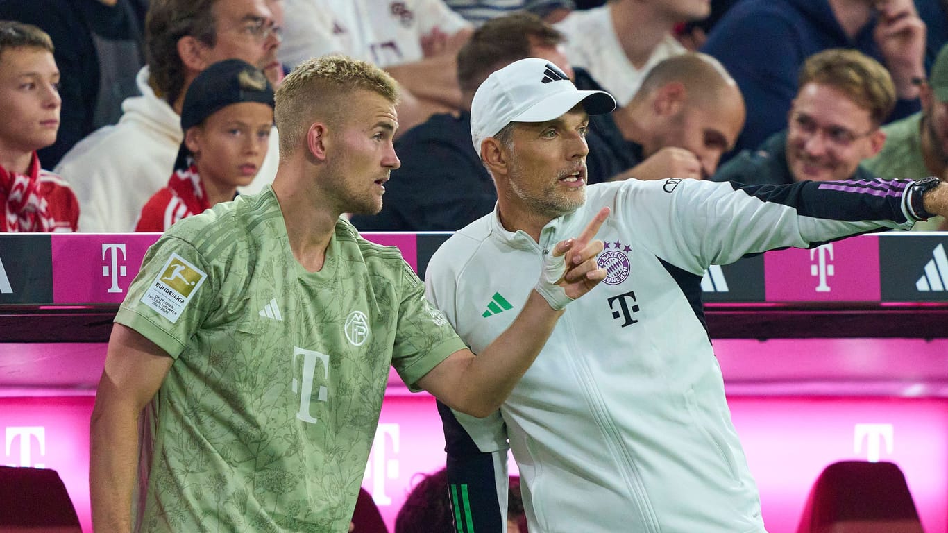 Anweisungen vor der Einwechslung: Matthijs de Ligt (l.) spricht mit Bayern-Trainer Thomas Tuchel.