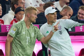 Anweisungen vor der Einwechslung: Matthijs de Ligt (l.) spricht mit Bayern-Trainer Thomas Tuchel.