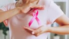 Die rosafarbene Schleife ist ein internationales Symbol für Solidarität mit an Brustkrebs erkrankten Frauen und Ausdruck für Hoffnung.