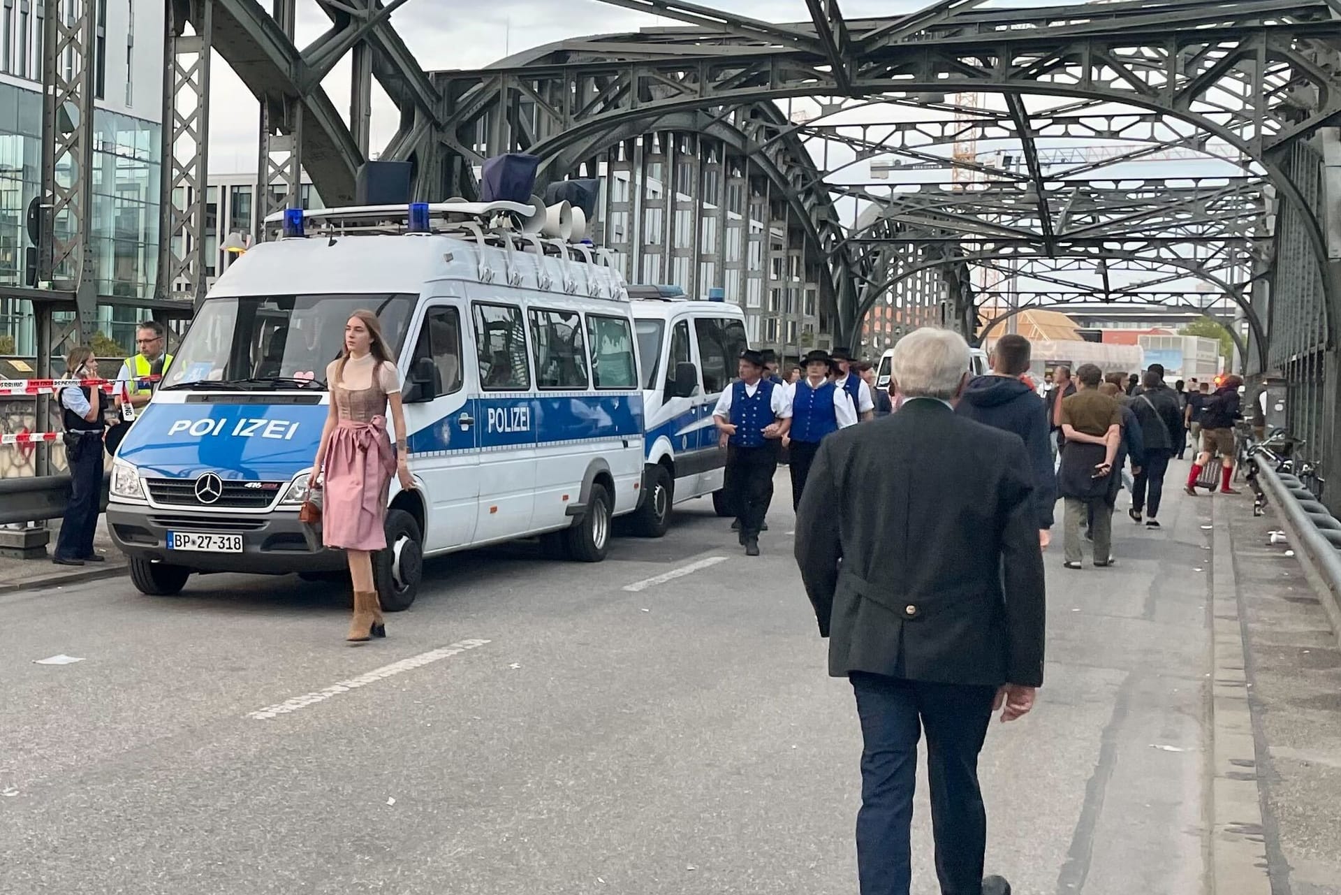 Mittendrin statt nur dabei: Der Lautsprecherkraftwagen der Bundespolizei.