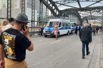 Mittendrin statt nur dabei: Der Lautsprecherkraftwagen der Bundespolizei. Mittendrin statt nur dabei: Der Lautsprecherkraftwagen der Bundespolizei.