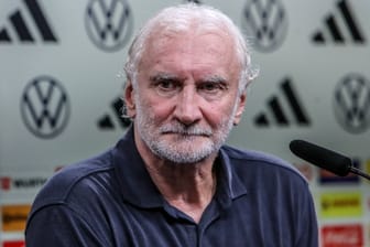 Rudi VΓΆller: Der Weltmeister von 1990 war fΓΌr das Testspiel gegen Frankreich als Interims-Bundestrainer eingesprungen. Rudi VΓΆller: Der Weltmeister von 1990 war fΓΌr das Testspiel gegen Frankreich als Interims-Bundestrainer eingesprungen.