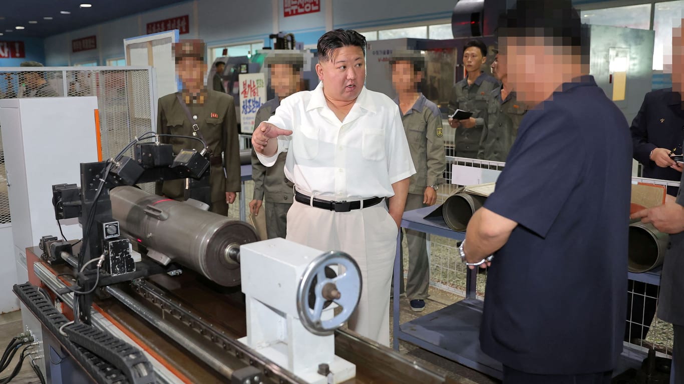 Kim besucht eine Munitionsfabrik in Nordkorea: Der Diktator will vom Ukraine-Krieg finanziell profitieren.