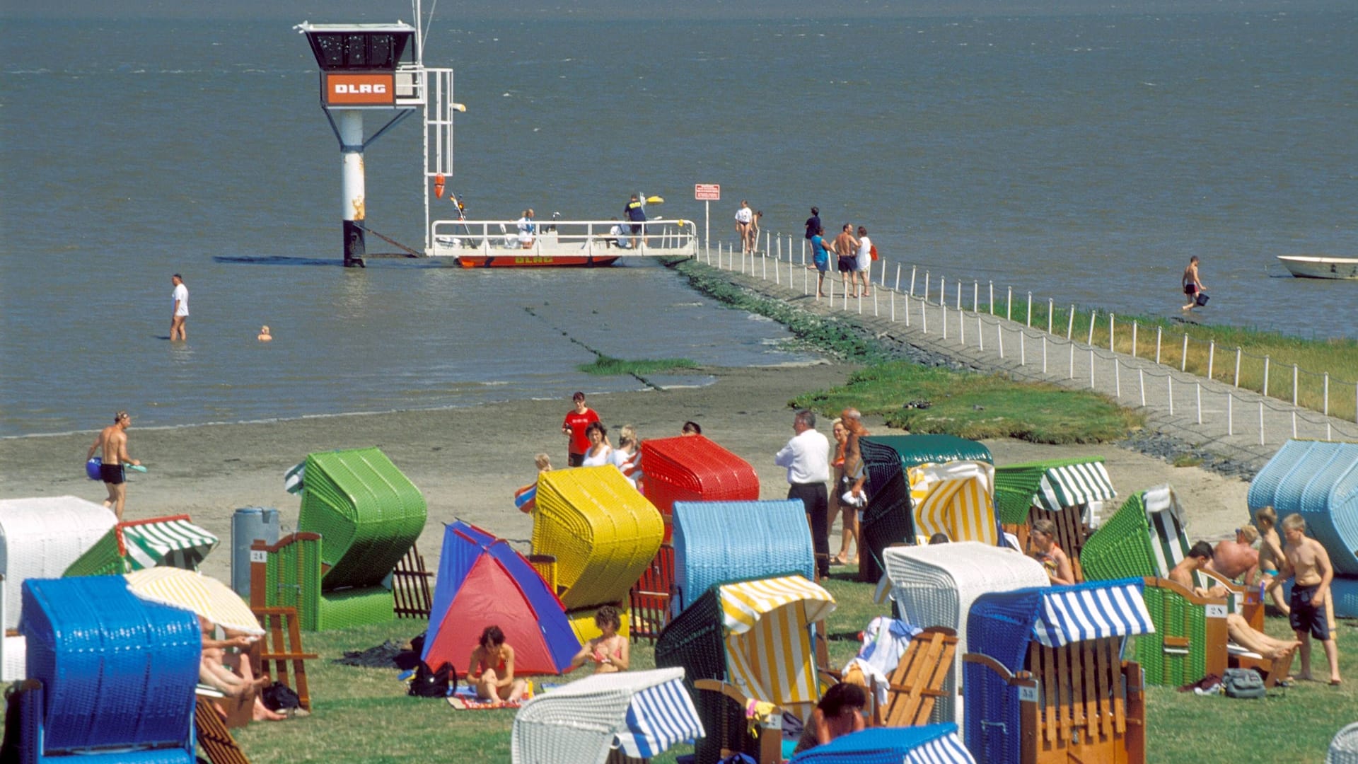 Strandkörbe am Grünstrand von Burhave (Archivfoto): Nicht nur dieser Strand, auch die Nordsee-Lagune lädt zum Schwimmen ein.