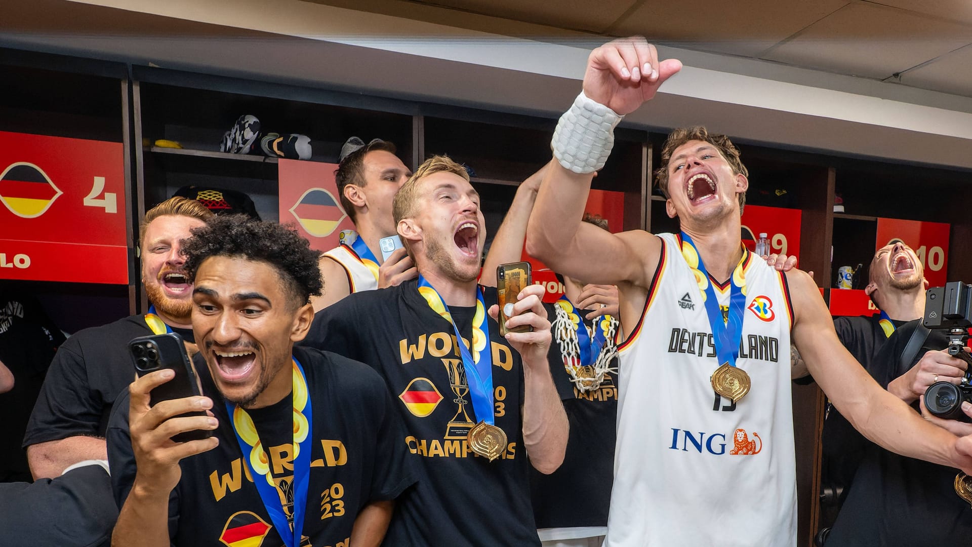 Deutschland feiert: Zweit Tage nach dem WM-Triumph landet die deutsche Basketball-Nationalmannschaft in Frankfurt.