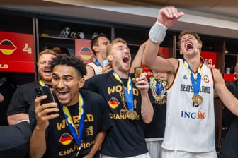 Deutschland feiert: Zweit Tage nach dem WM-Triumph landet die deutsche Basketball-Nationalmannschaft in Frankfurt.