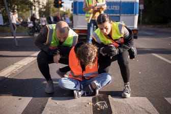 Polizisten wenden einen Schmerzgriff bei einem Aktivisten an (Archivbild): Die "Letzte Generation" wirft den Beamten Folter vor.