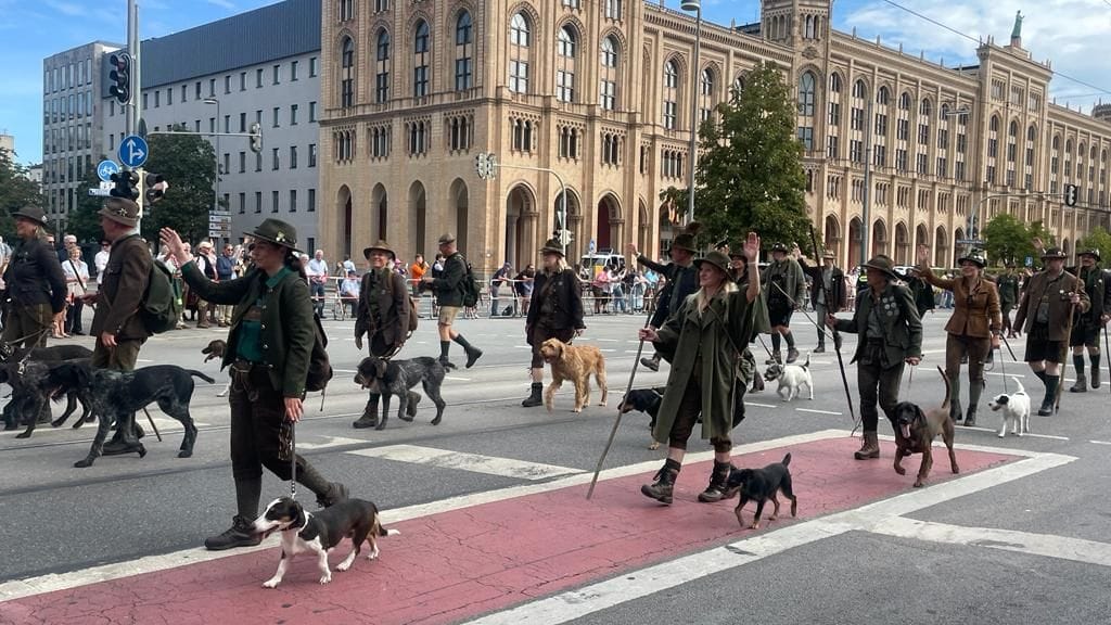 Auch die Jagdverbände laufen beim Umzug – mit tierischer Begleitung.