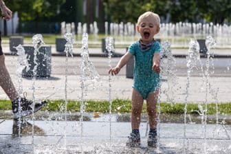 Ein Kind spielt in Berlin an einem Brunnen (Symbolbild):