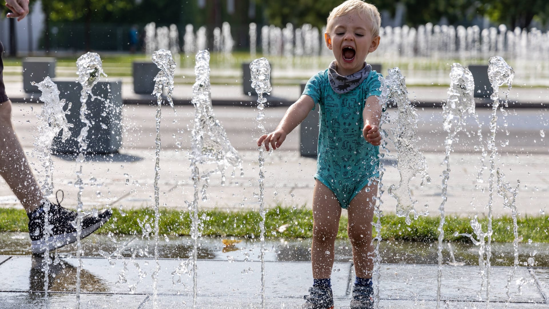 Ein Kind spielt in Berlin an einem Brunnen (Symbolbild):