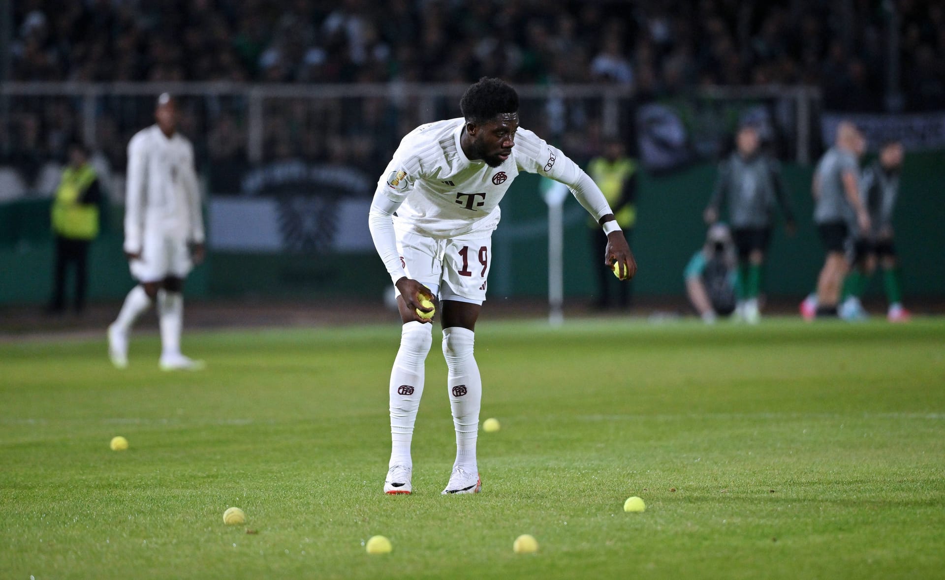 Alphonso Davies (bis 63.): Durfte auf seiner angestammten Position als Linksverteidiger ran. Servierte bei Goretzkas Kopfballchance die vorangegangene Ecke (39.). Insgesamt einer der unauffälligeren Bayern. Note 3