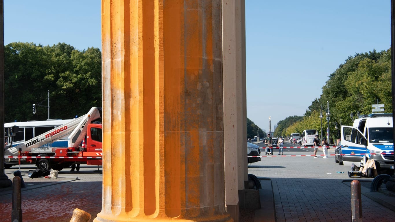 Berlin: Orange gefärbt ist eine Säule des Brandenburger Tores, das Mitglieder der Klimaschutzgruppe Letzte Generation am Sonntagvormittag mit oranger Farbe angesprüht haben.