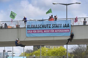 München: Klimaaktivisten seilen sich von einer Brücke ab (Archivbild).