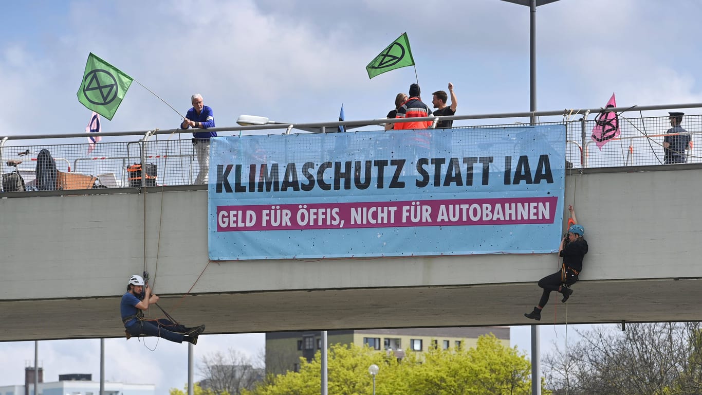München: Klimaaktivisten seilen sich von einer Brücke ab (Archivbild).