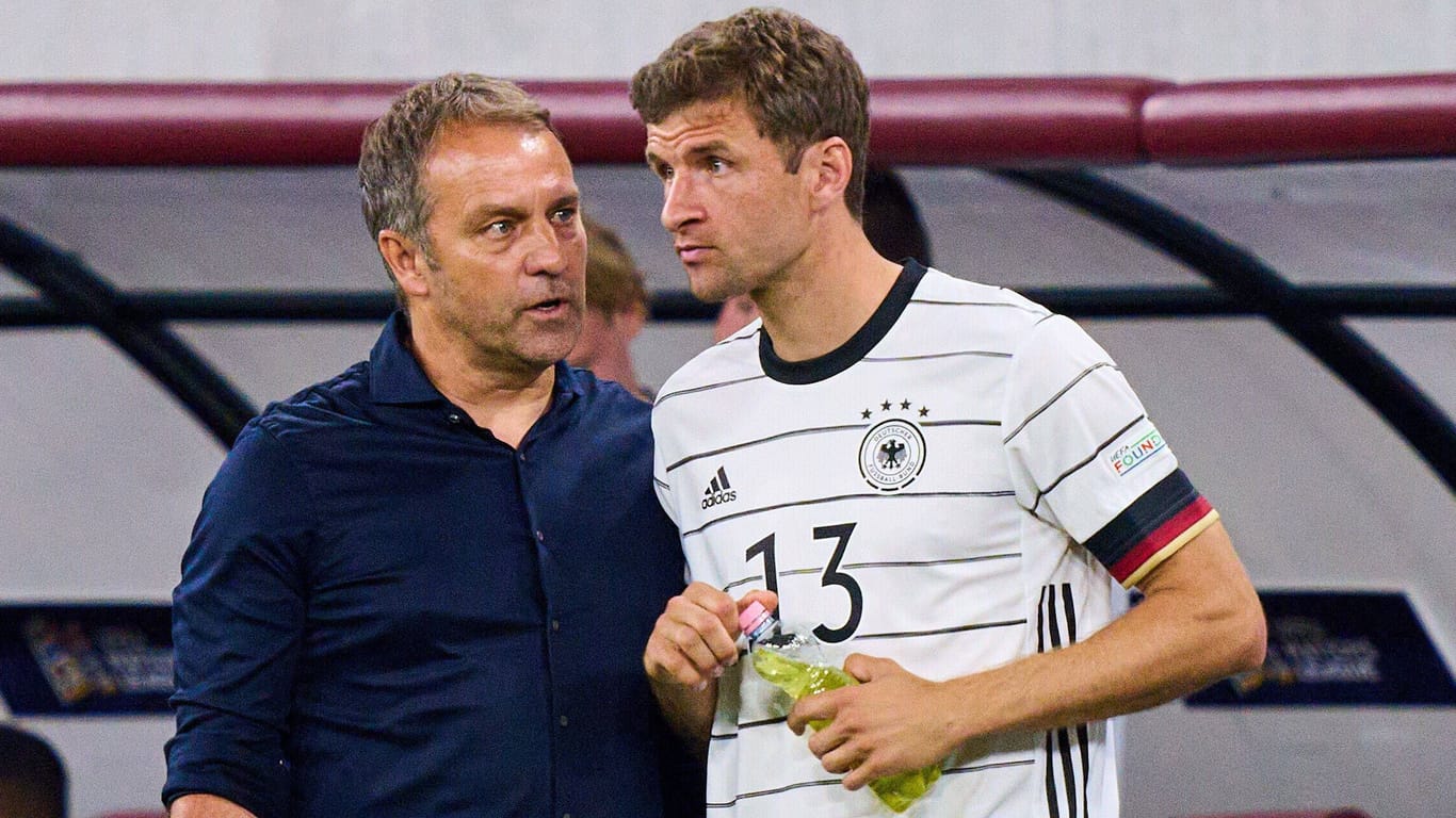 Hansi Flick (l.) neben Thomas Müller: Der Bundestrainer hat den Weltmeister von 2014 in den Kader berufen.