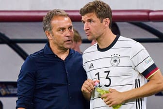 Hansi Flick (l.) neben Thomas Müller: Der Bundestrainer hat den Weltmeister von 2014 in den Kader berufen.