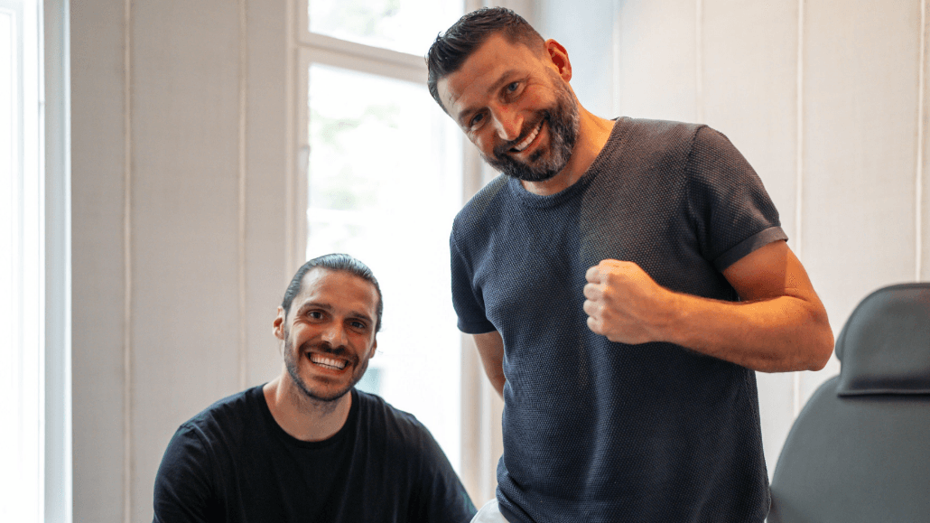 Zufrieden mit dem Ergebnis: Der tätowierende Union-Kapitän Christopher Trimmel (l.) und Ex-Mitspieler Torsten Mattuschka.