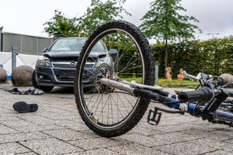 Ein Unfall zwischen einem Pkw und einem Fahrradfahrer (Symbolbild): In Düsseldorf-Reisholz kam es zu einem schweren Unfall.
