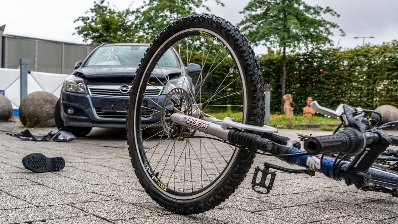 Ein Unfall zwischen einem Pkw und einem Fahrradfahrer (Symbolbild): In Düsseldorf-Reisholz kam es zu einem schweren Unfall.