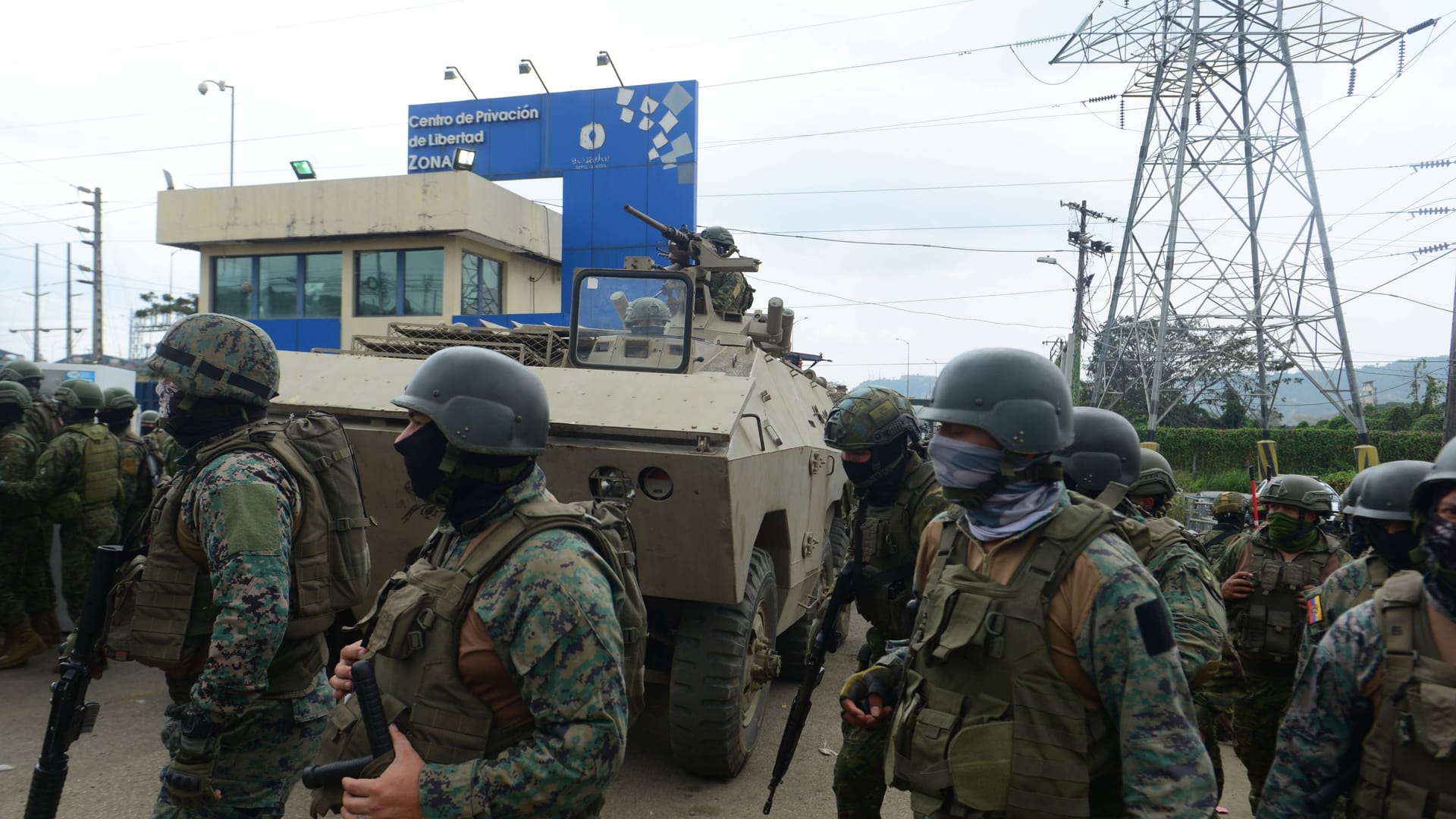 Spezialkräfte in einem Gefängnis in Guayaquil: Immer wieder kommt es zu Gewalt in Haftanstalten. Spezialkräfte in einem Gefängnis in Guayaquil: Immer wieder kommt es zu Gewalt in Haftanstalten.