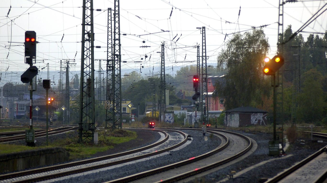 Gleise zum Frankfurt Höchst Bahnhof (Symbolfoto): Derzeit kommt es vermehrt zu Zugausfällen.