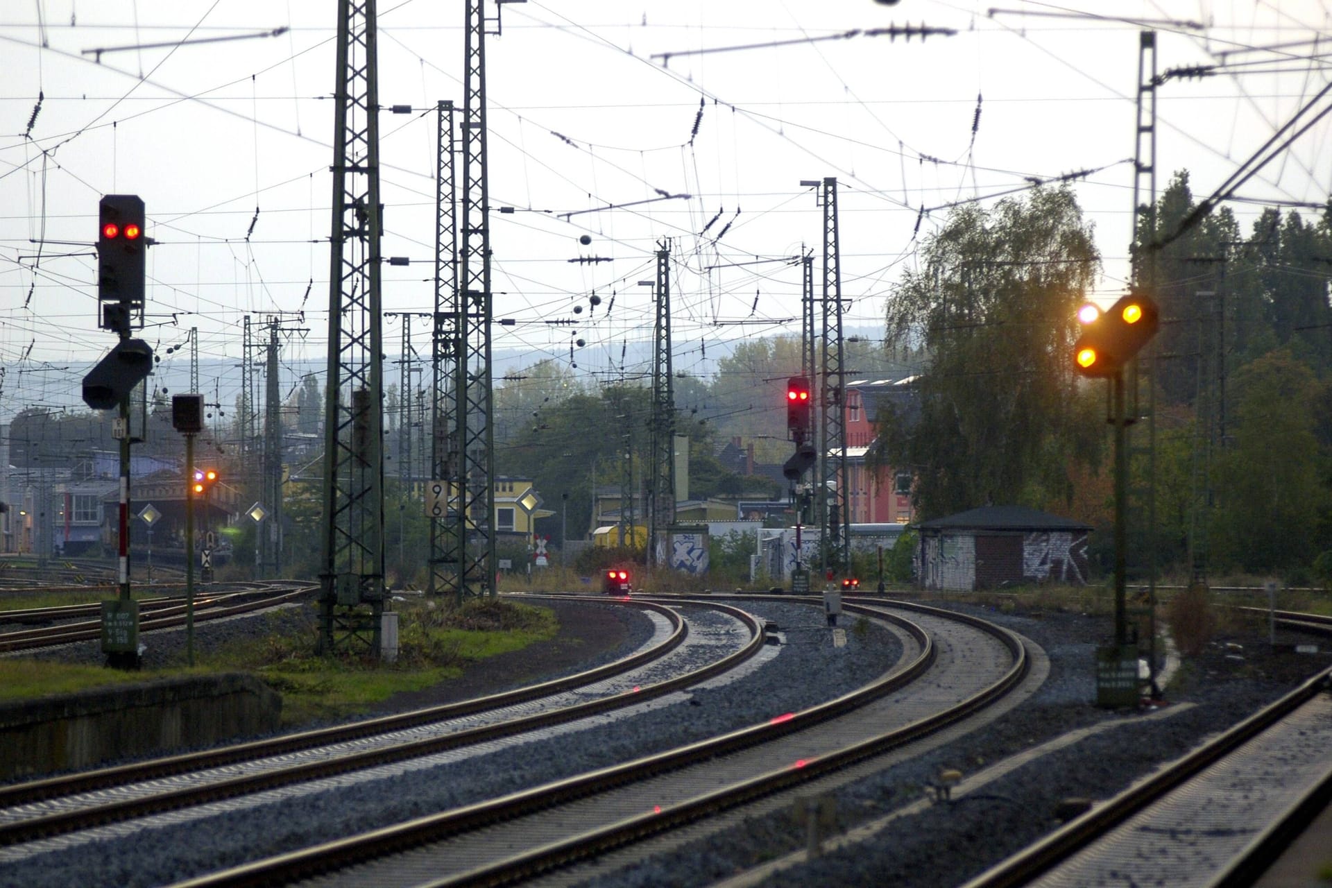 Gleise zum Frankfurt Höchst Bahnhof (Symbolfoto): Derzeit kommt es vermehrt zu Zugausfällen.