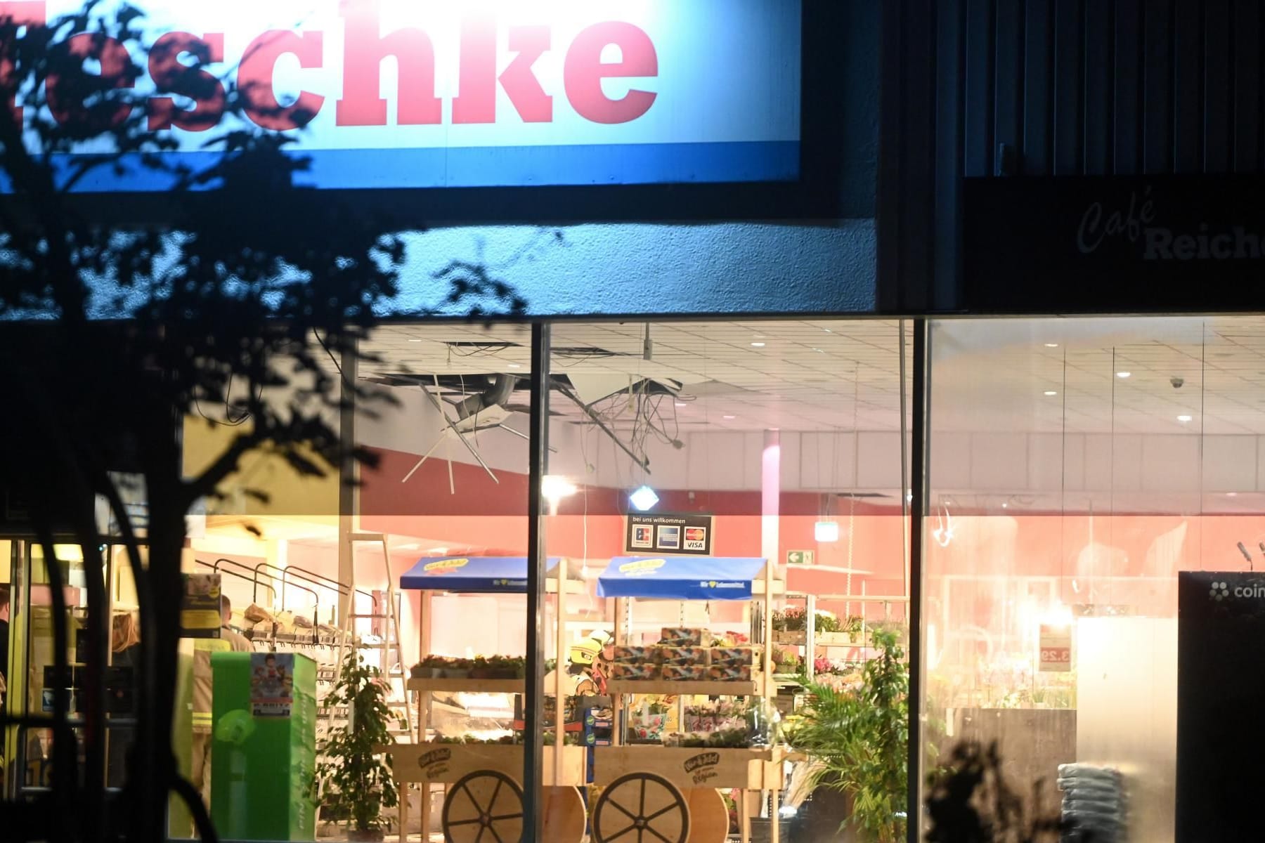 Ein Supermarkt in Neukölln: Der Einbrecher kam durch das Dach.