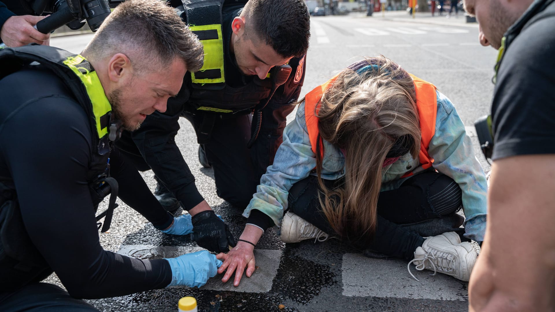 Eine festgeklebte Aktivistin (Archivbild): In Berlin hat es eine Aktion der "Letzten Generation" gegeben.