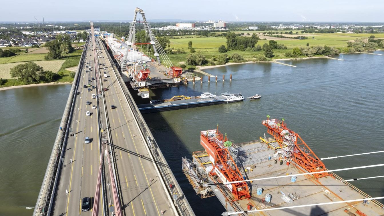 Die erste Hälfte der neuen Rheinbrücke Leverkusen ist bald fertig.